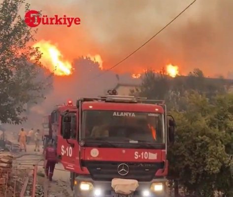 Incendiu de proporții în Antalya, Turcia: Oamenii sunt evacuați de urgență din hoteluri. Video