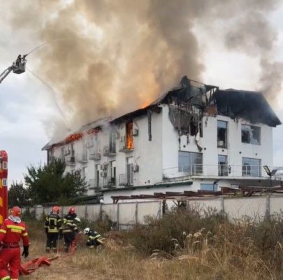 Un hotel, închis pentru nereguli, a ars în Prahova. Două tinere au murit carbonizate! Video