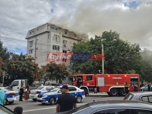 Incendiu puternic la mansarda unui bloc de pe strada Soveja. Un bărbat a ajuns la spital în stare gravă. Video
