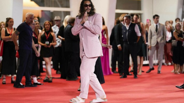 Jason Momoa, în costum și papuci roz pe covorul roșu de la Veneția. Actorul și-a asortat și unghiile