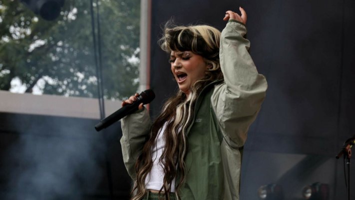 Lola Young a leșinat pe scenă la un concert din New York. Care este starea cântăreței. Video