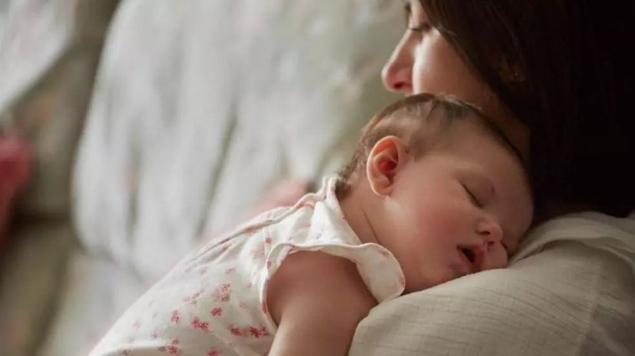 Cât pierd mamele după introducerea CASS: contribuția la sănătate le lasă fără sute de lei lunar