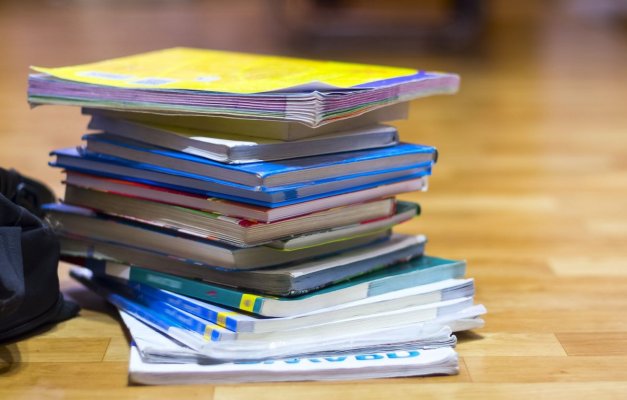 Elevii vor învăța că România se pregătește să adere la UE și că discheta de 3,5 inci e parte a unui computer modern, în noul an școlar