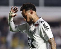 Neymar, suspendat două meciuri după eliminarea pentru că a vorbit cu un adversar având mâna la gură