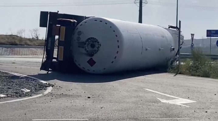 O cisternă cu 19.000 de litri de gaz metan s-a răsturnat, pe DN24 A. Zeci de case au fost evacuate