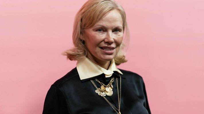 Pamela Anderson, din nou fără machiaj, la un eveniment monden din New York