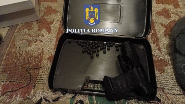 Percheziţii la domiciliile a 7 bărbaţi din Bihor, suspectaţi că au spart cu sticle mai multe geamuri ale unui imobil din Arad