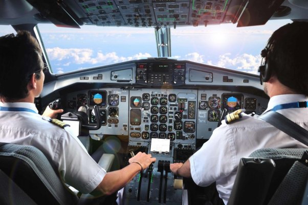 Un pilot aflat sub influența drogurilor a încercat să oprească avionul în timpul zborului