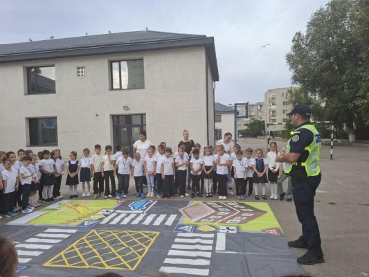 Elevii Școlii 8 din Constanța au învățat, de la polițiști, reguli esențiale de siguranță rutieră