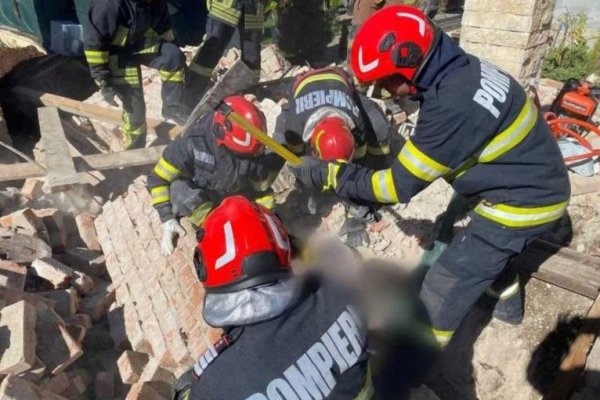 Intervenție de urgență a pompierilor din Parhova! Peretele unei case s-a prăbușit peste doi bărbaţi