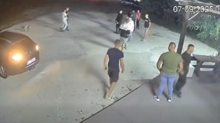 Tentativa de omor! Momentul în care un șofer beat dă cu mașina peste mai mulți tineri, în parcarea unui club