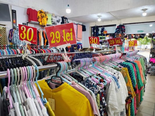 Comercianții din Mamaia trag tare să scape de marfa nevândută! Prețurile s-au redus substanțial. Video 