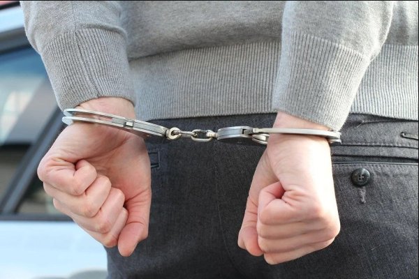 Patru urmăriți internațional au fost aduși în țară de polițiști