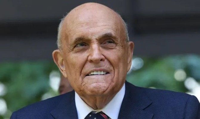 Fostul primar al oraşului New York, Rudy Giuliani, a fost rănit într-un accident de maşină