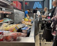 Plafonarea adaosului comercial la alimentele de bază se prelungește din nou