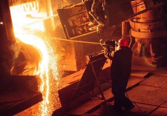 Combinatul ArcelorMittal își va suspenda producţia, din cauza prețurilor mari la energie. Angajații vor intra în șomaj tehnic