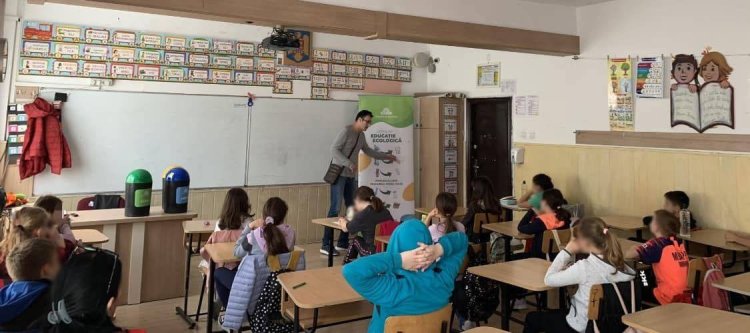 Palma dată de elev unui profesor de la Liceul „Mircea cel Bătrân“ este rușinea unui sistem care tace și acoperă. Video   