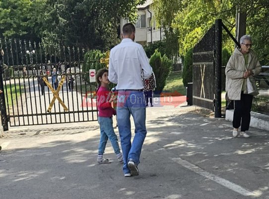 O mamă își exploatează copiii punându-i să cerșească în fața mănăstirii Sfântul Andrei! Video 