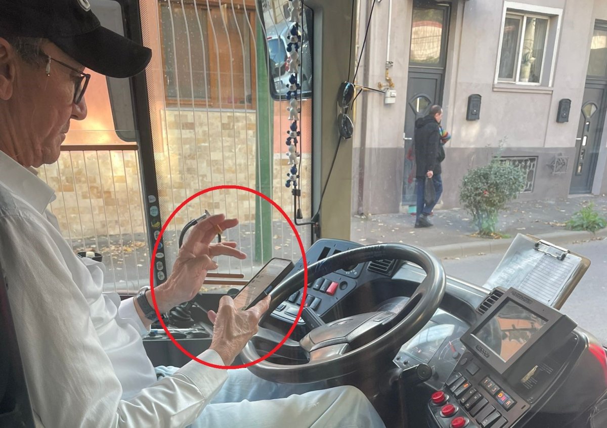 Unui sofer CT Bus care conducea cu tigara intr-o mana si telefonul in cealalta... ii mai lipsea cafeluta    