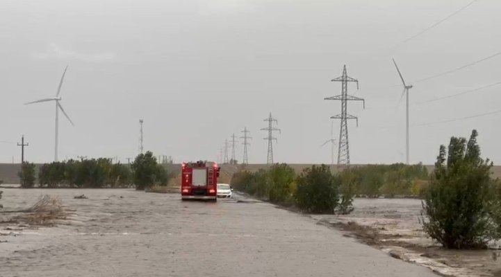 Mașina luată de viitură, la Țepeș Vodă. Șoferul și pasagerul s-au urcat pe capotă. Video
