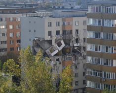 Momentul în care etajele superioare ale blocului afectat de explozia din Rahova se prăbușesc în timpul demolării. Video