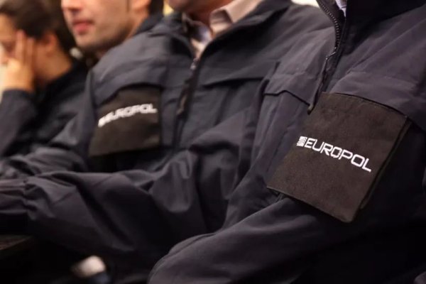O rețea în care acționau și români, care fura mașini de lux și le vindea în Dubai, a fost destructurată de polițiști