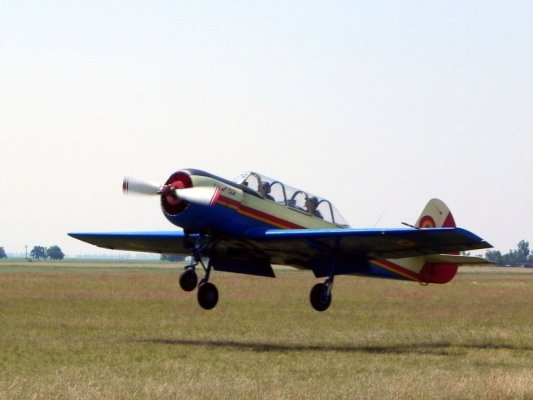 Buzău: Aeronavă IAK-52 aparținând Bazei Aeriene 'Aurel Vlaicu' Boboc implicată într-un incident aviatic