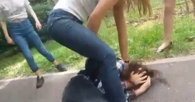 Incident violent într-un liceu din Slobozia! O elevă de 15 ani a fost snopită în bătaie de alte trei colege 