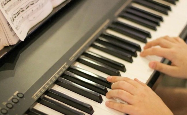 Muzicienii simt durerea altfel sau uneori deloc, arată un studiu. Se întâmplă ceva ciudat în creierul celor care cântă zilnic la un instrument