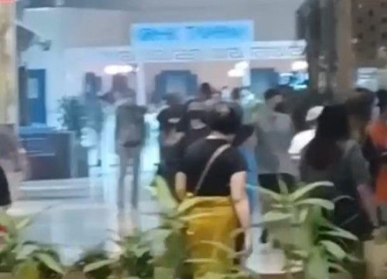 Scene violente într-un mall din București: Două femei au furat haine și au atacat angajatele. Video