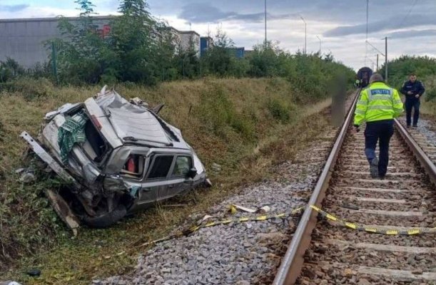 Un bărbat a suferit multiple traumatisme, după ce maşina în care se afla a fost lovită de tren 
