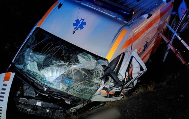 Ambulanță implicată într-un accident rutier grav. O femeie a murit și șase oameni au fost răniți