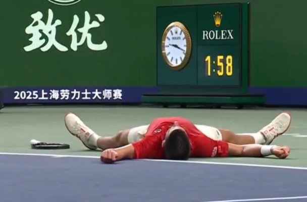 Tenismenul Novak Djokovic s-a prăbuşit pe teren, la turneul din Shanghai. Video