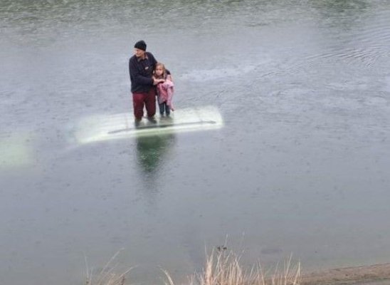 Un bătrân și o fetiță s-au salvat la limită, după ce mașina în care se aflau a căzut într-un canal