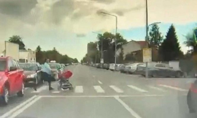 Camera de bord a șoferului care a spulberat o mamă și pe fiica ei în cărucior a filmat tragedia. Video