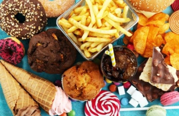Alimentele ultra-procesate pot fi la fel de nocive ca fumatul, avertizează cercetătorii