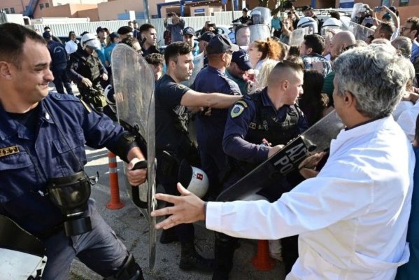 Protestele dau în clocot, la Atena. Doctorii s-au bătut parte în parte cu polițiștii. Video