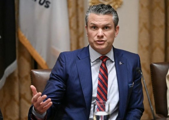 Avionul în care se afla șefului Pentagonului a aterizat de urgență în Marea Britanie, după ce i-a crăpat parbrizul