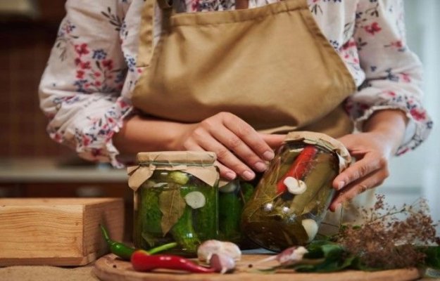 Murăturile, sursă naturală de probiotice și vitalitate – ce beneficii aduc pentru sănătate