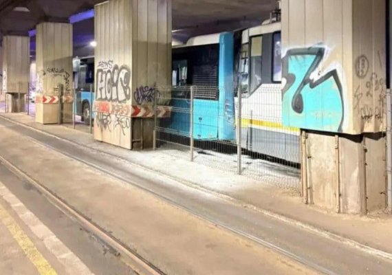 Accident rutier între un tramvai și un autobuz, în Piața Victoriei. Cinci persoane au fost rănite