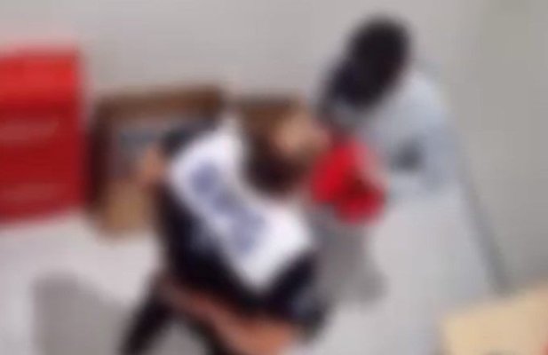 Un agent de pază dintr-un mall a fost reținut, după ce a dat trei palme unui hoț. Video