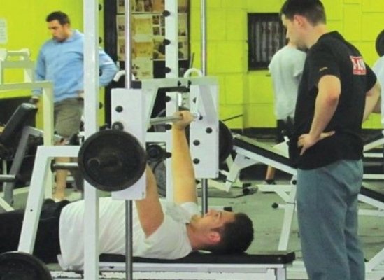Medic: Se întâlnesc frecvent patologii la nivelul umărului, genunchiului sau coloanei cauzate de ridicarea de greutăţi la sală
