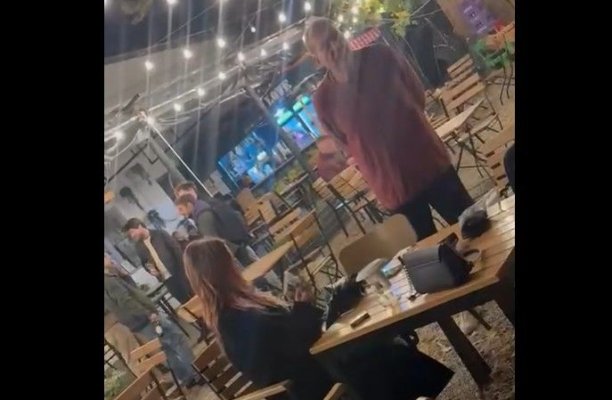 Artanu de de la trupa „Timpuri Noi“ a fost acuzat că a hărțuit două tinere într-un local