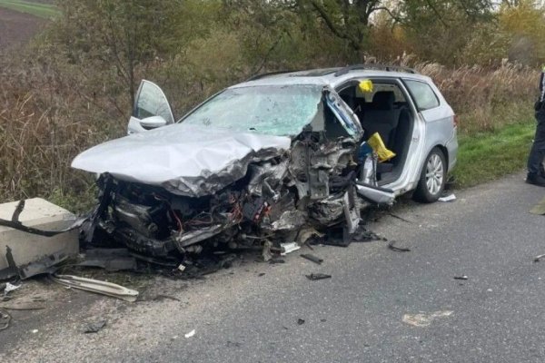 Carambol pe DN 28 cu două tiruri și două autoturisme. O persoană a fost transportată la spital cu elicopterul SMURD