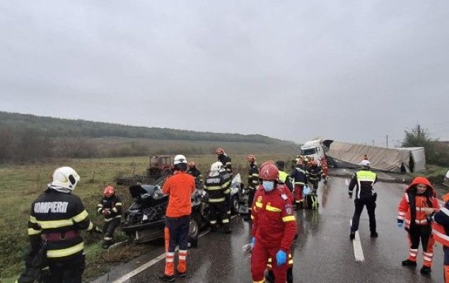 Un consilier AUR și prietenul lui au murit, după ce un TIR s-a răsturnat peste maşina în care se aflau. Video