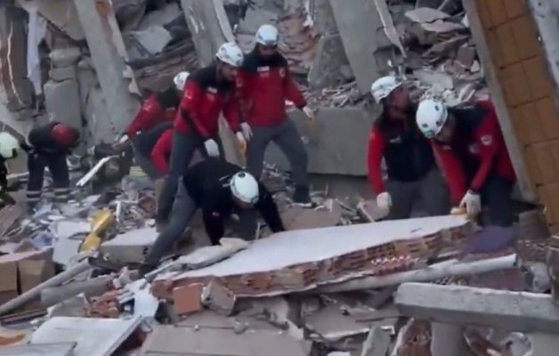 Tragedie în Turcia: O clădire cu șapte etaje s-a prăbușit. Doi oameni au murit și alți trei au fost răniți. Video