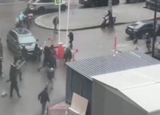 Bătaie în masă între migranți, cu bâte și lopeți, la Moscova. Zeci de oameni au fost arestați. Video