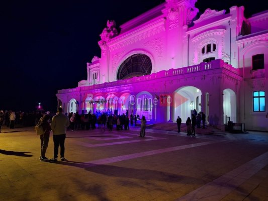 Cazinoul este iluminat simbolic în roz, cu ocazia Zilei Naționale de Luptă împotriva Cancerului de Sân. Video