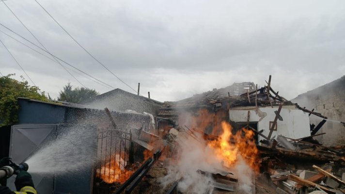 Incendiu la o casă din Medgidia. Mai multe echipaje intervin la fața locului. Video