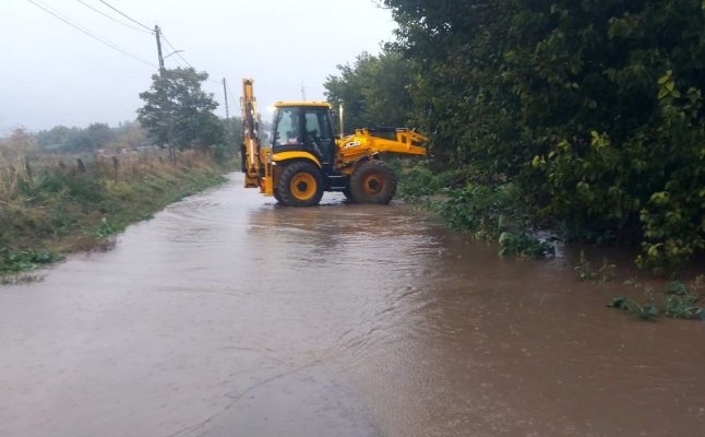Localitatea Siliștea izolată din cauza inundațiilor. Localnici evacuați de pompieri. Se intervine pentru deblocare. Video